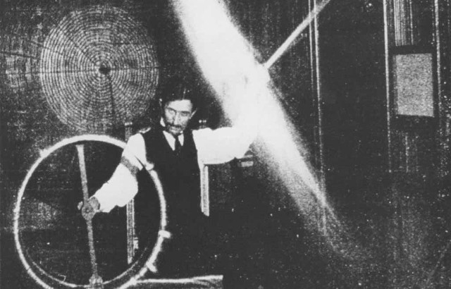 1899 yılı, Tesla elektrik akımlarıyla deney yaparken.