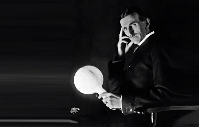 Tesla'nın 1890'larda icat ettiği gaz dolu fosfor kaplı lambası. Floresan lambalar ancak 50 yıl sonra kullanılmaya başlandı. Tesla yine çağının çok ötesindeydi.