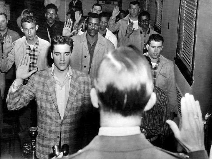 Elvis Presley zorunlu askerlik hizmetine yemin etti. Arkansas, 1958.