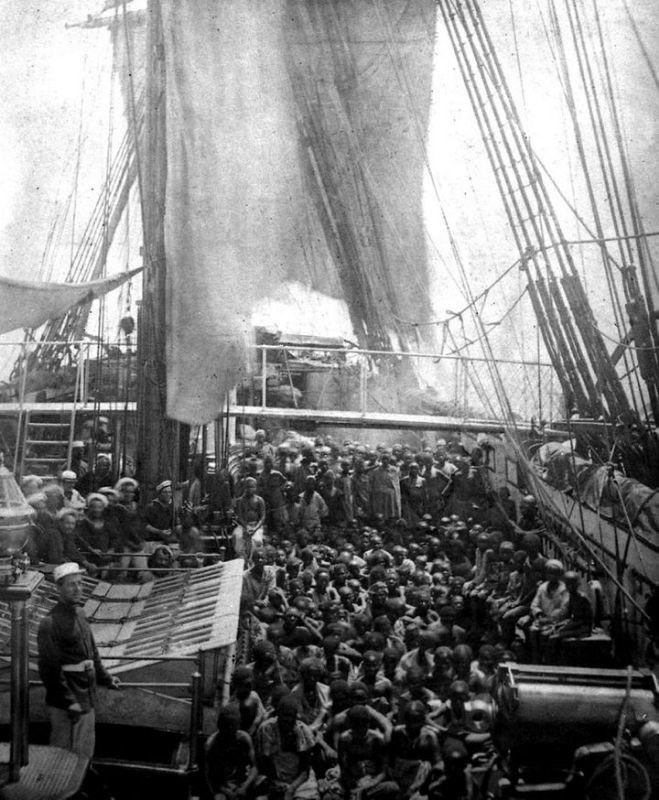 Kurtarılan köleler HMS Daphne, 1868'in güvertesini topladı.