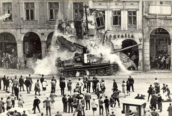 Sovyet tankı bir binaya giriyor - Çekoslovakya'da Varşova Paktı istilası, 1968.